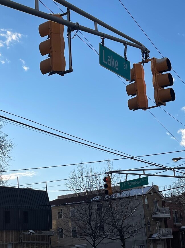 Foto del edificio - 3243 John F. Kennedy Blvd