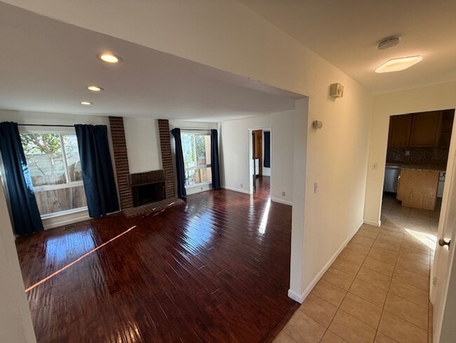 Building Photo - 3-Bedroom, 3-Bathroom Richmond Home Availa...