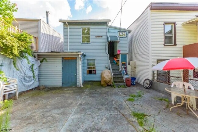 Foto del edificio - 768 Communipaw Ave