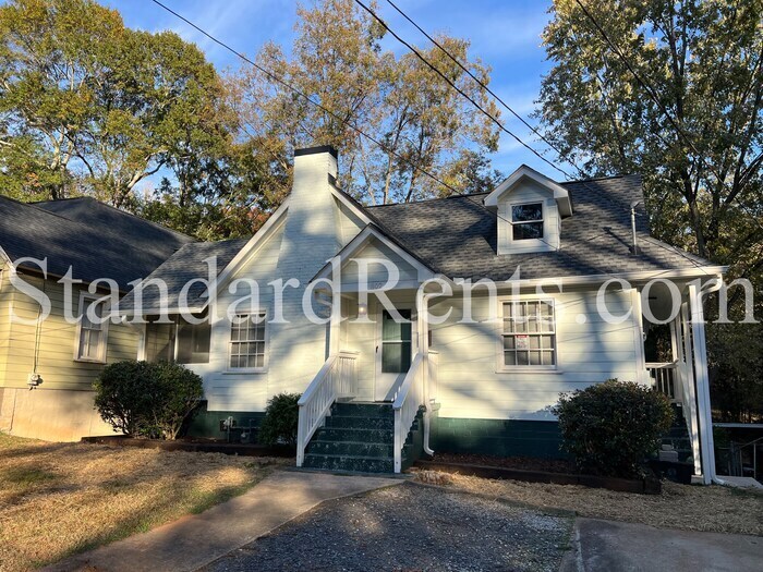 Foto principal - Adorable updated bungalow on a large lot in the heart of Grant Park!