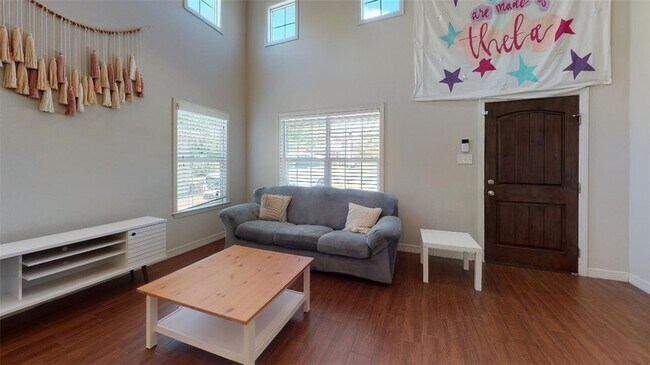 Foto del edificio - 302 Gilchrist Ave