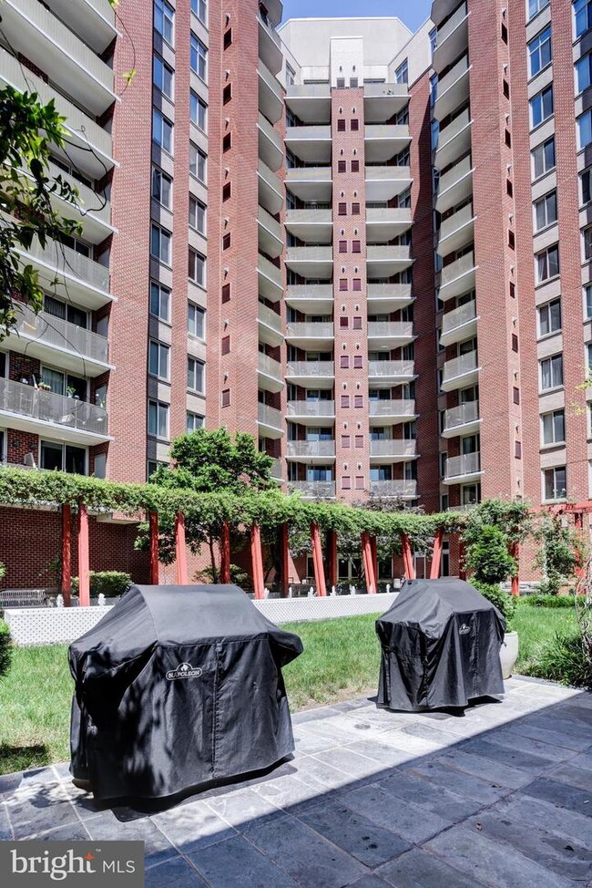 Courtyard with Grills - 1000 New Jersey Ave SE