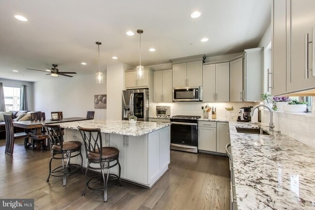 Building Photo - 5004 Oakmoore Dr