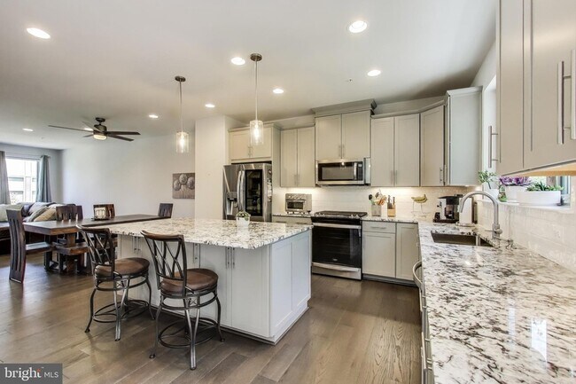 Foto del edificio - 5004 Oakmoore Dr