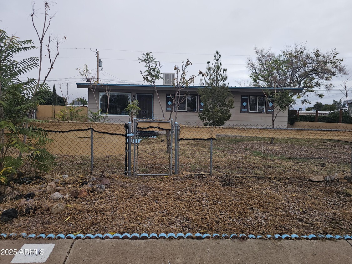 Primary Photo - 113 E Navajo St