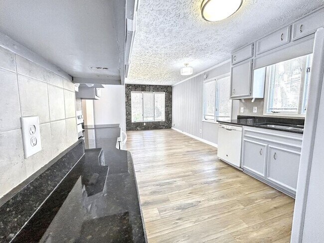 Foto del edificio - 3041 Covington Rd NE