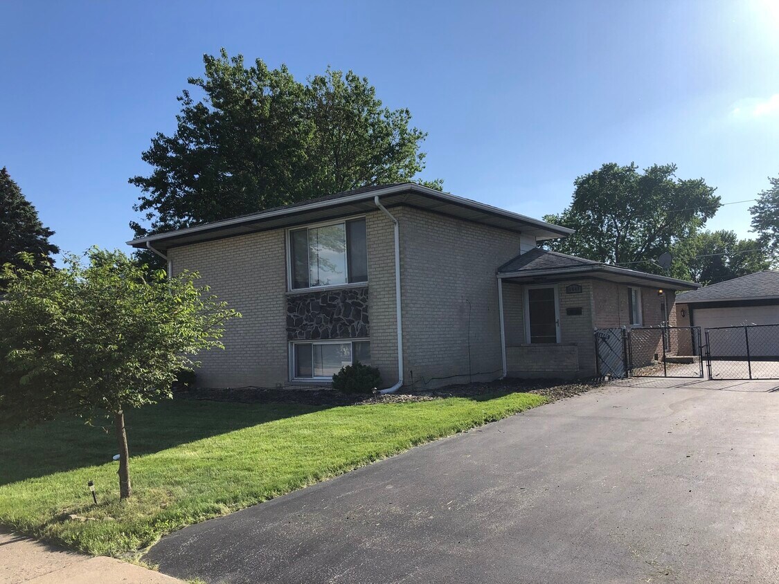 16440 Laura Ln, Oak Forest, IL 60452 House for Rent in Oak Forest, IL