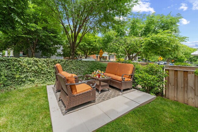 ¡Patio privado perfecto para recibir invitados! - 2339 3rd St NE