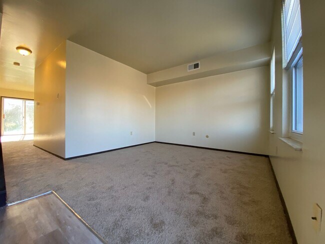 Foto del edificio - Check This Out! 3 BR Townhome with Washer & Dryer + Equipped Kitchen with Dishwasher! Call Today!