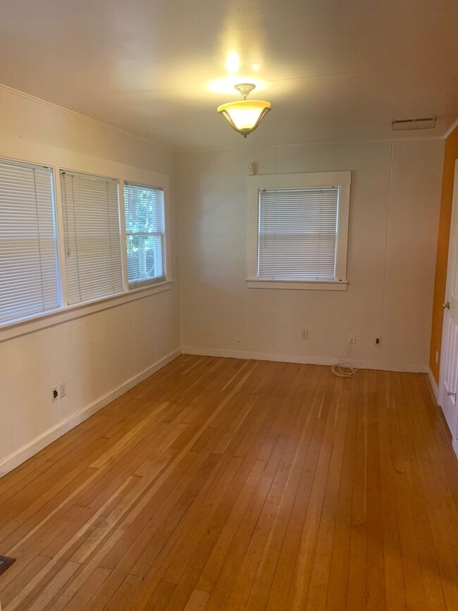 Building Photo - 2 Bedroom 2 Bathroom Single Family Home in...