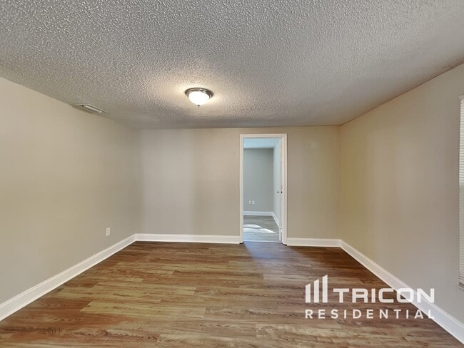 Building Photo - 1017 Jadewood Ave