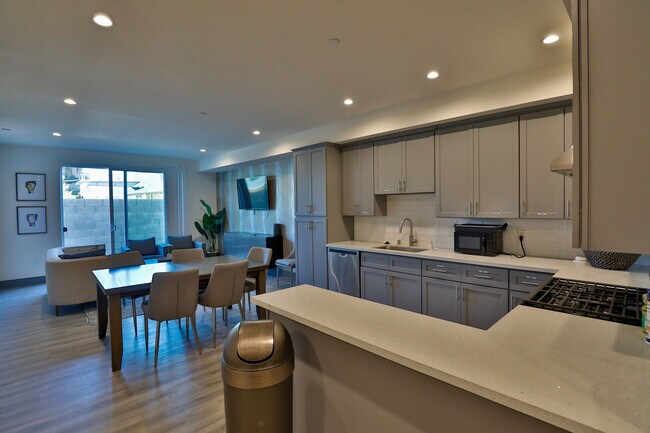 Foto del edificio - 1155 W 36th Pl