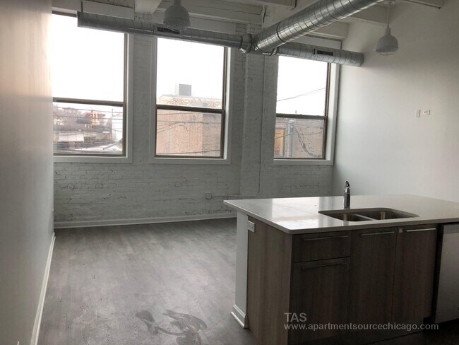 Building Photo - 930 W Dakin St
