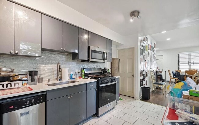 Building Photo - Stunning 6-Bedroom Townhome Near Temple Un...