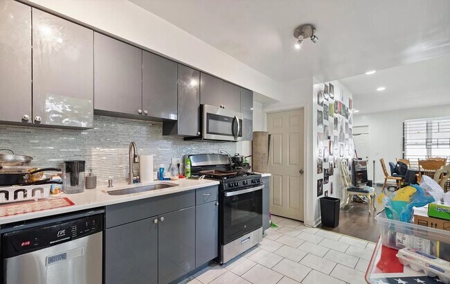 Foto del edificio - Stunning 6-Bedroom Townhome Near Temple University! Available August 2026!