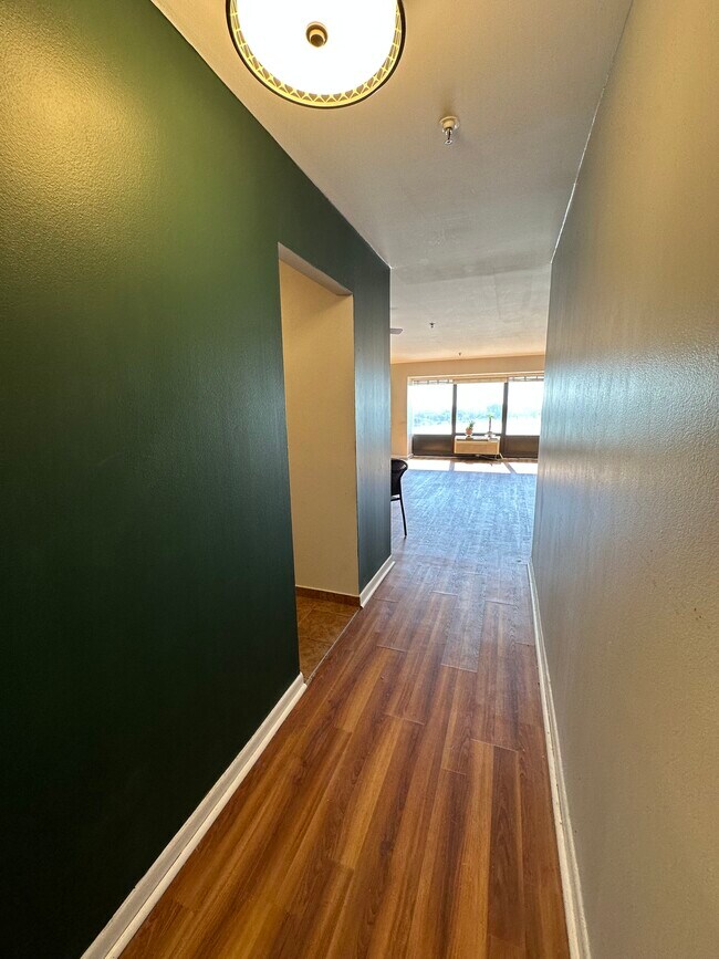 Foto del edificio - 300 Riverfront Dr