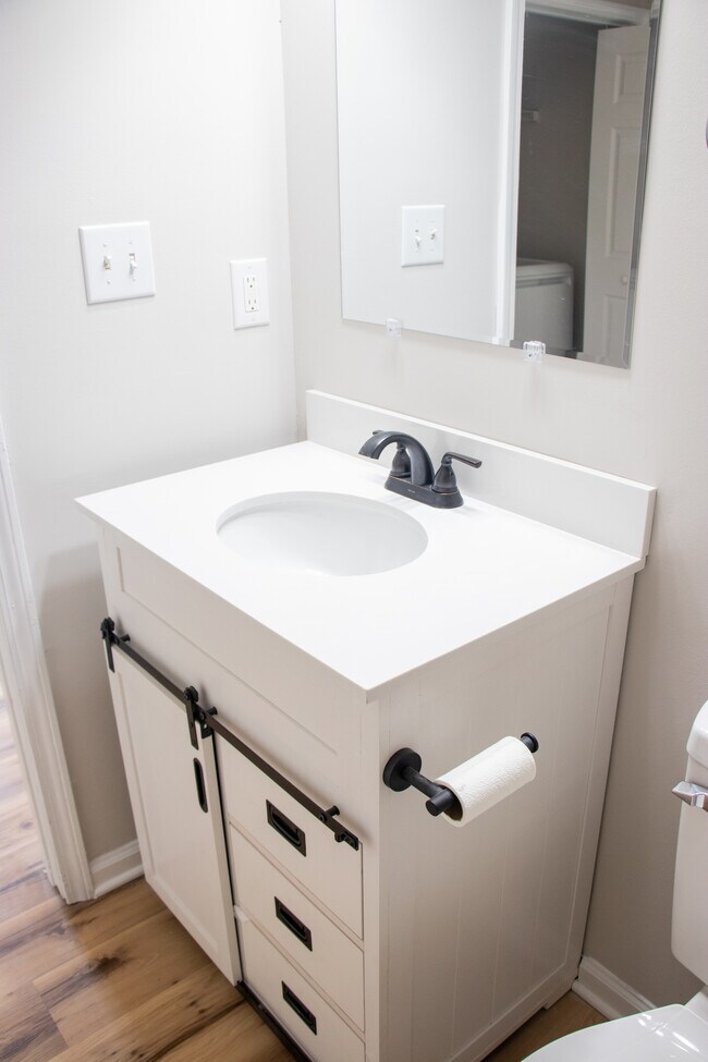 Baño de invitados. (Baño de la casa principal) - 3225 Lasalle St