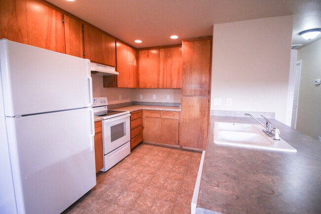 Building Photo - Clean and Upstairs 2 Bed, 2 Bath Apartment...
