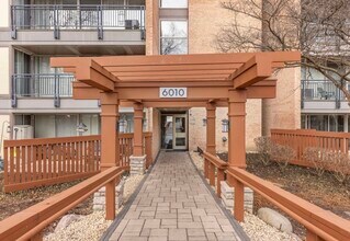 Building Photo - 6010 Oakwood Dr