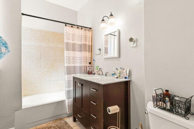 Foto del edificio - No Brokers Fee. Central Allston Location. ...