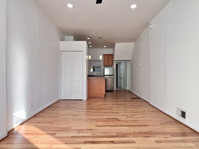 Foto del edificio - Beautiful 1 BR w/ in unit WASHER / DRYER and private basement! *Available Now*