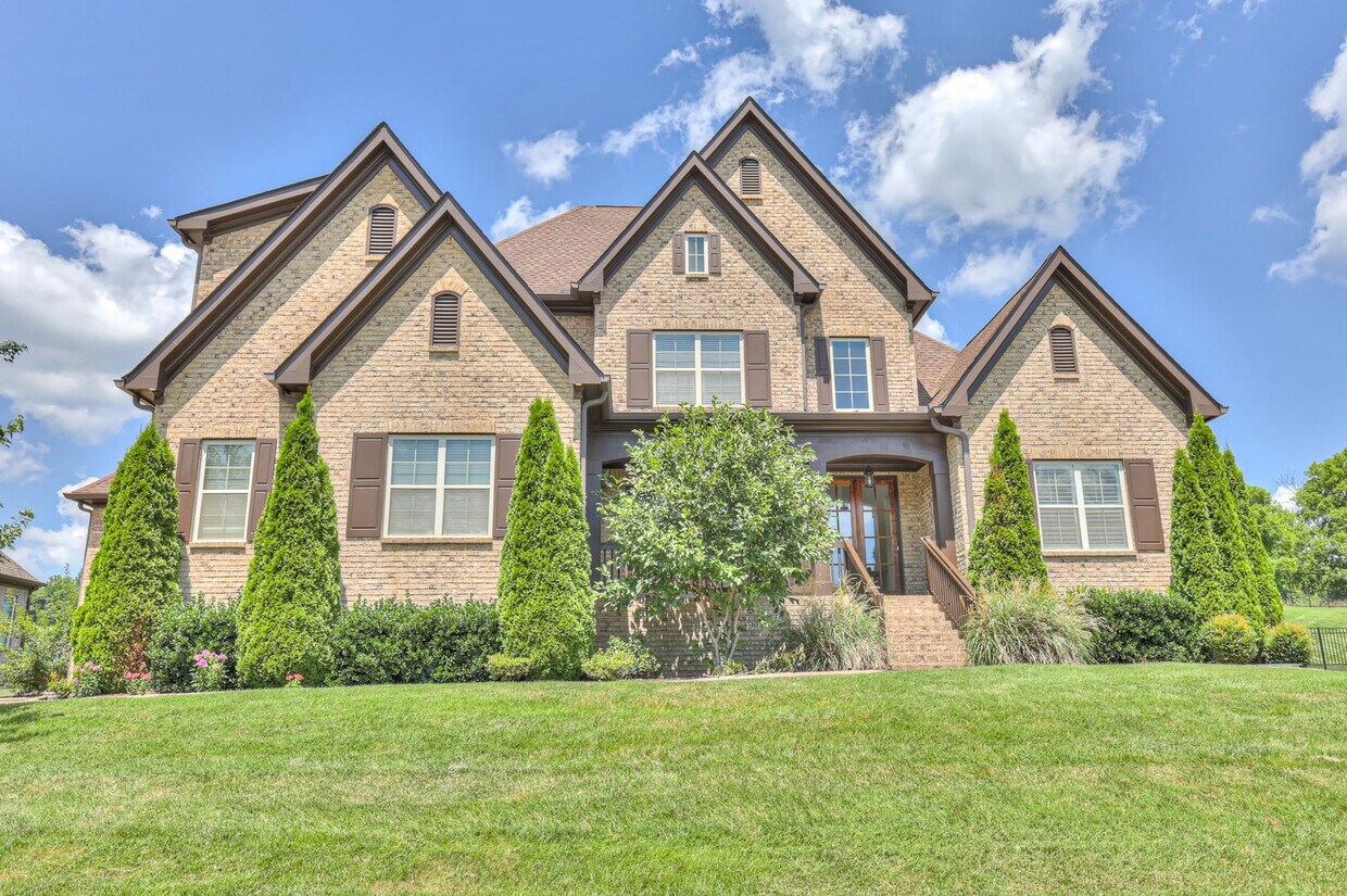 Foto principal - Beautiful 5BR Home in a great neighborhood