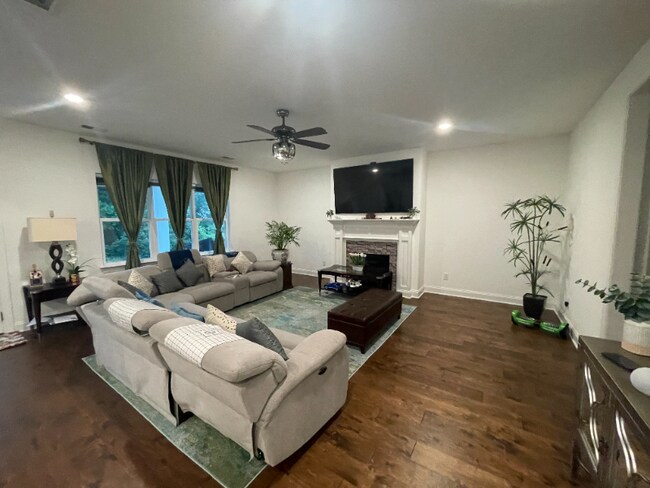 Foto del edificio - 1066 Dovecrest Way