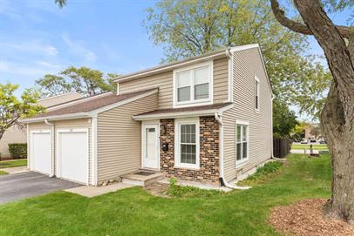 Primary Photo - Modern 3-Bed Townhome in Hoffman Estates –...