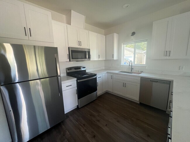 Foto del edificio - Newly built homes with City of Redding solar!