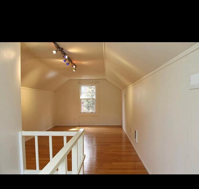 Building Photo - 5615 N Wilbur Ave