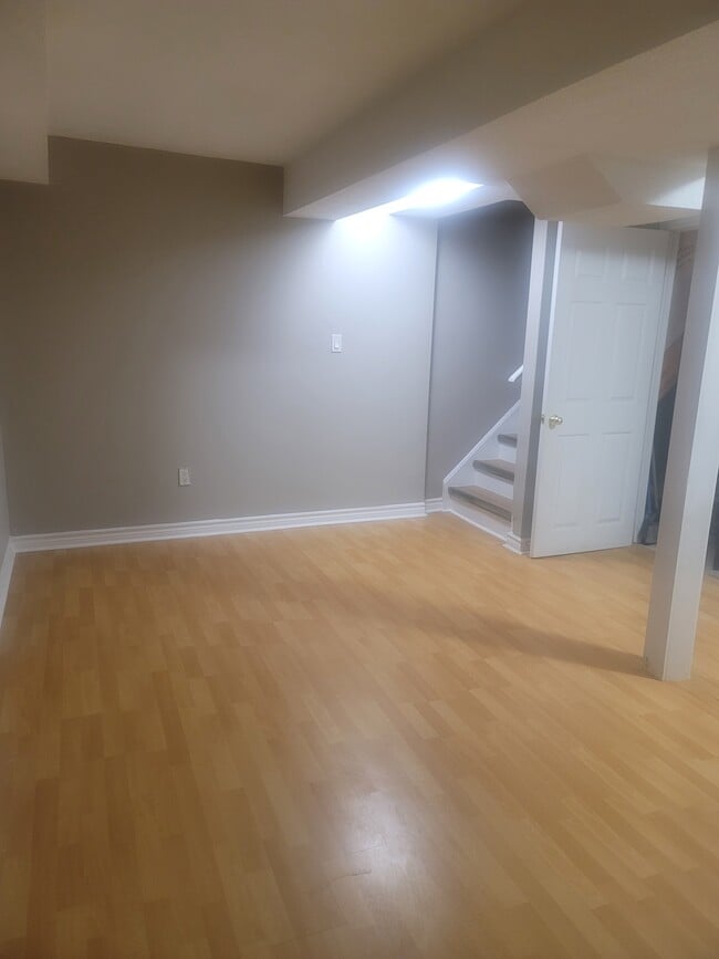 Building Photo - 54 Crystalview Cres