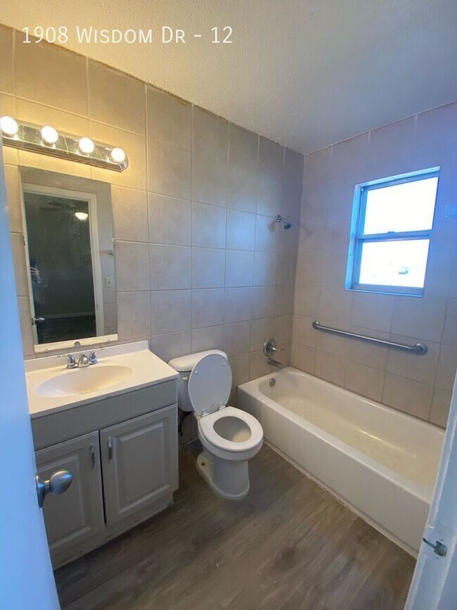 Foto del edificio - 1908 Wisdom Dr