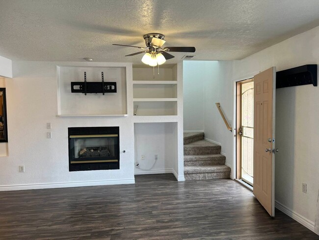 Foto del edificio - 2 bed 2 bath Townhome with Garage Coming S...