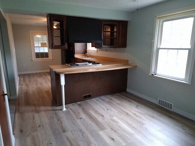 Comedor a cocina - 442 E Columbia Ave