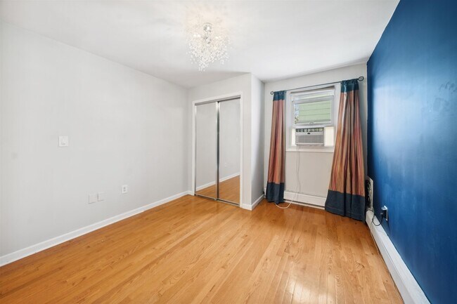 Foto del edificio - 52 Beacon Avenue Unit 2