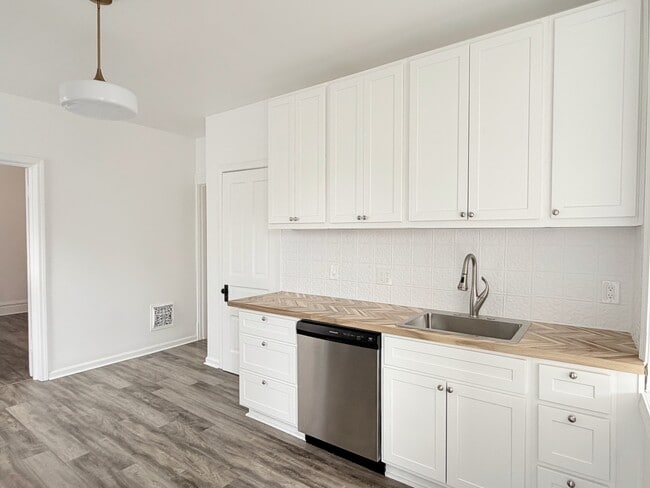 Building Photo - 3452 Alberta St