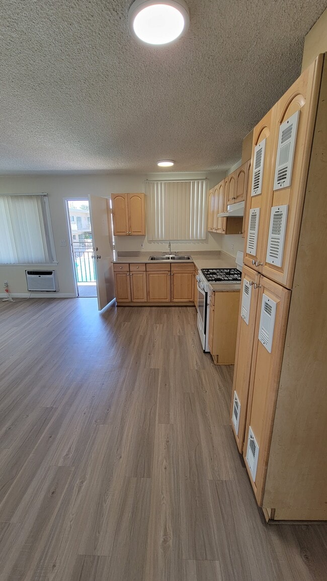 Building Photo - 256 W Verdugo Ave