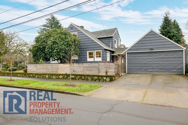 Foto del edificio - Stunning English Home on Corner Lot