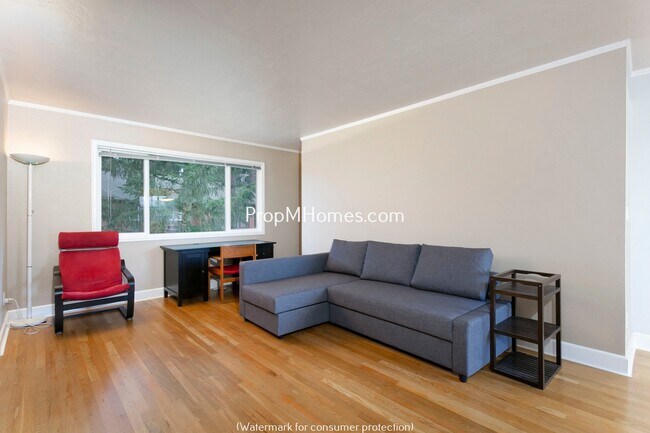 Building Photo - 1-Bedroom Condo in Lake Oswego’s Coveted V...