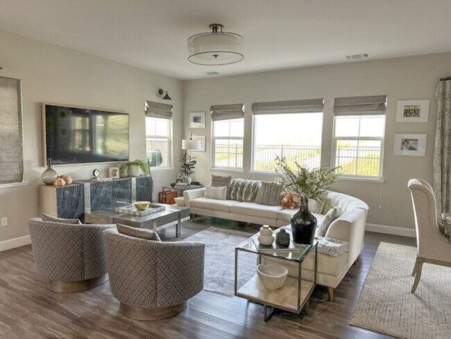 Building Photo - 6 Bed 4.5 Bath Modern Luxury Home in the H...