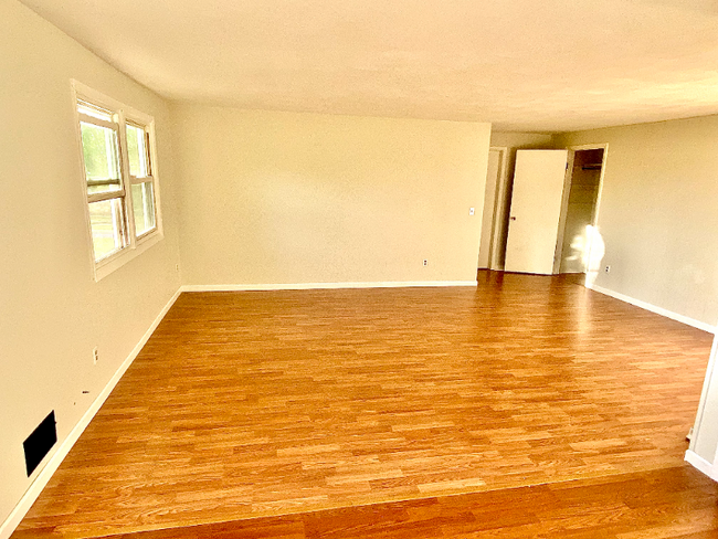 Foto del edificio - 3003 Lake Rd N