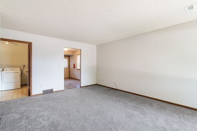 Foto del edificio - $1,250 | 2 Bedroom, 1.5 Bathroom Duplex | ...