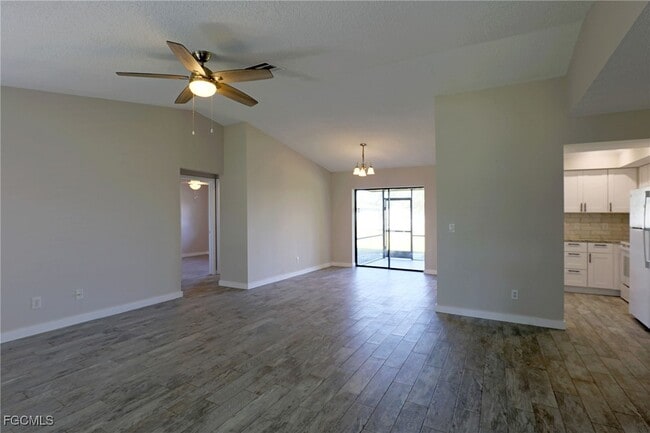 Foto del edificio - 629 SW Santa Barbara Pl