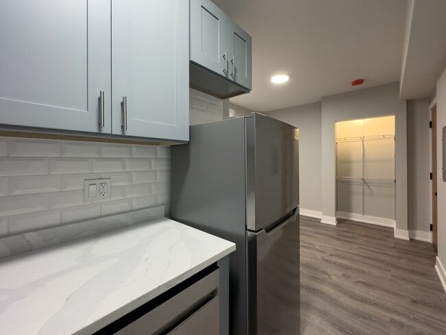 Building Photo - 503 W Belmont Ave