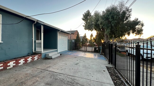 Foto del edificio - Updated 3 Bed 2 Bath House in Oakland - Av...