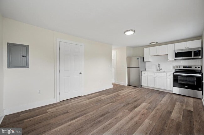 Building Photo - 111 W Queen Ln