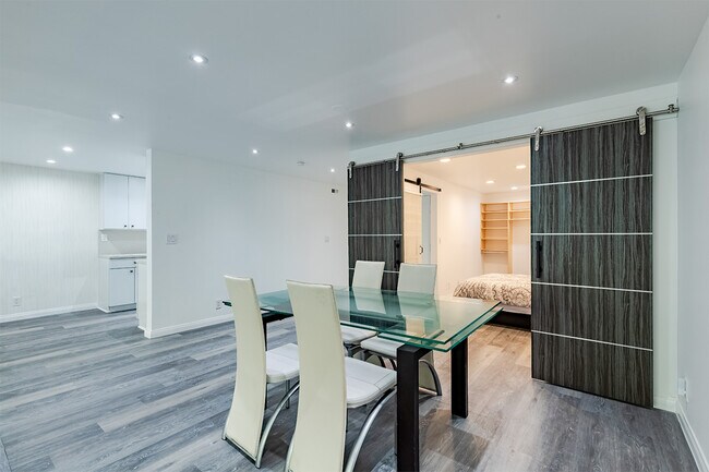 Foto del edificio - 321 N Oakhurst Dr