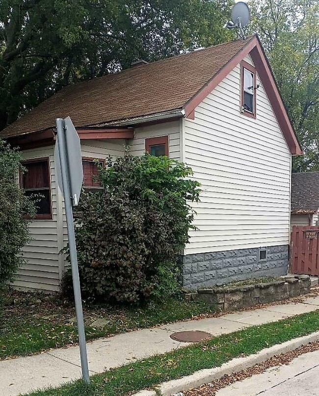 Building Photo - 1901 S 68th St