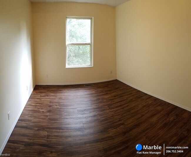 Building Photo - 4 br, 2 bath Townhome - 150 E Willow Ct