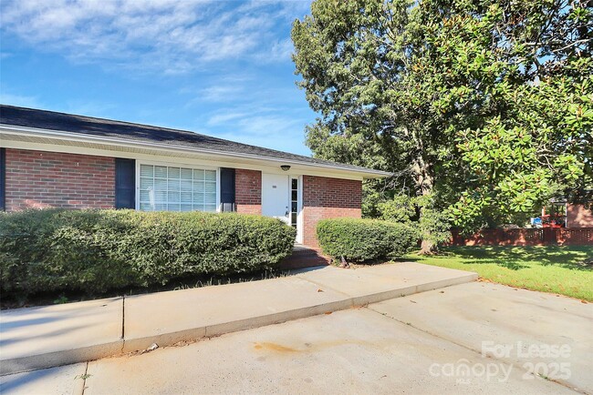 Building Photo - 1005 Rainbow Dr